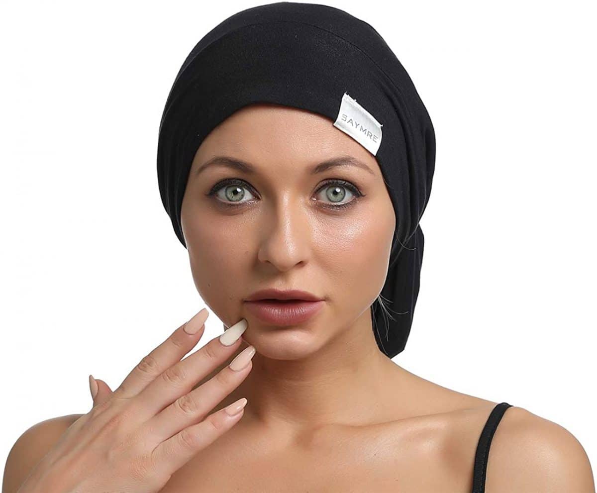 porter un bonnet avec des cheveux bouclés et frisés avec élégance et style 