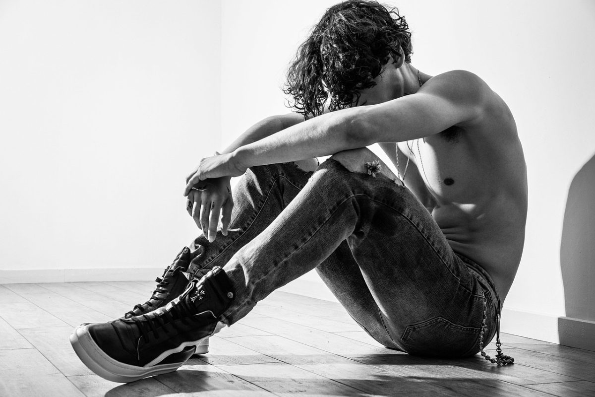 Homme portant un jean noir
