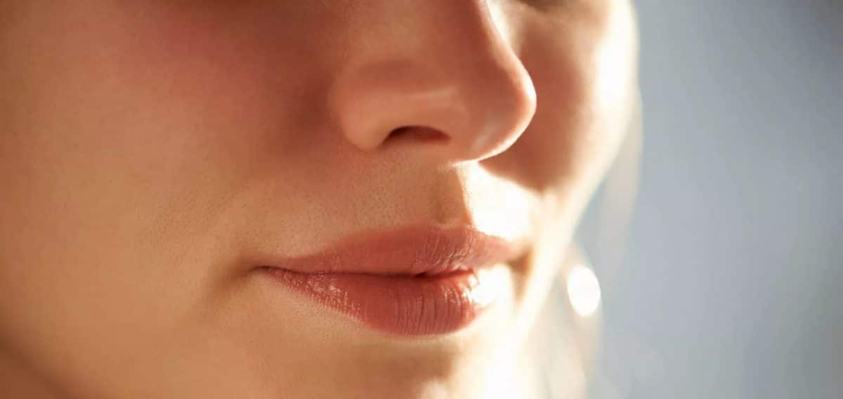 tatouage de lèvres intérieures de la bouche