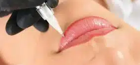 tatouage de lèvres intérieures de la bouche